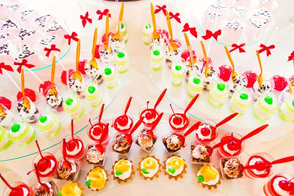Různé druhy zapečené sladkosti na bufet — Stock fotografie