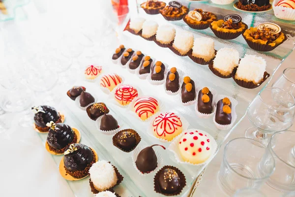 Deliziosi dolci sul buffet di caramelle nuziali con dessert, cupcake — Foto Stock