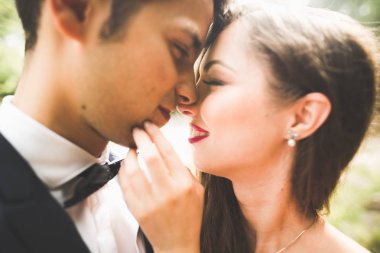 Genç bir çiftin şehvetli portresi. Açık hava.