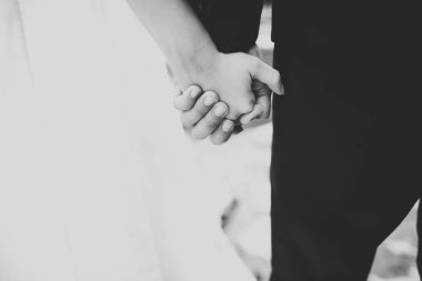 Gelin ve damat el ele tutuşuyor.