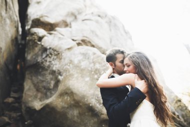 Muhteşem gelin, damat öpüşme ve sarılma Gösterim çarpıcı uçurum yakın: