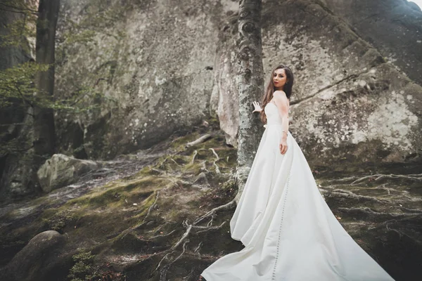 Счастливая невеста в лесу со скалами. Свадьба идеальный день — стоковое фото