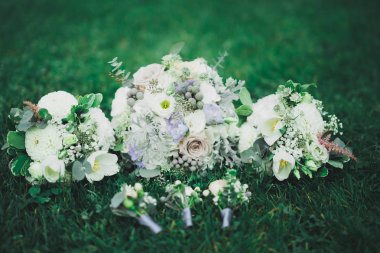 Farklı çiçeklerden oluşan lüks bir düğün buketi.