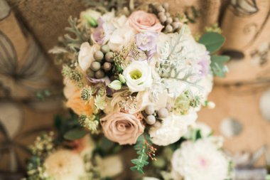 Farklı çiçeklerden oluşan lüks bir düğün buketi.
