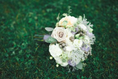 Farklı çiçeklerle güzel bir düğün buketi, güller