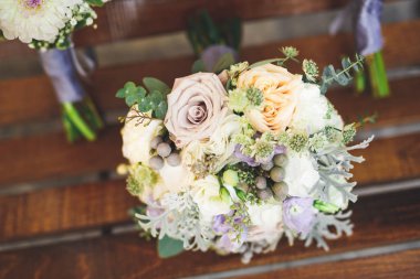 Farklı çiçeklerden oluşan lüks bir düğün buketi.