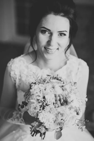 Hermosa novia con vestido de novia de moda con plumas con maquillaje de lujo deleite y peinado, estudio sesión de fotos interior —  Fotos de Stock