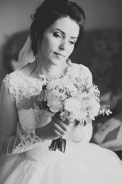 Retrato de noiva bonita com véu de moda na manhã do casamento — Fotografia de Stock