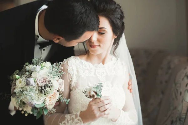Close up de um belo casal de jovens casamentos — Fotografia de Stock