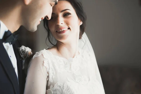 Sinnliches Porträt eines jungen Hochzeitspaares. Draußen — Stockfoto