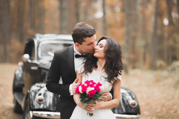 Appena sposati nella lussuosa auto retrò il giorno del loro matrimonio — Foto Stock