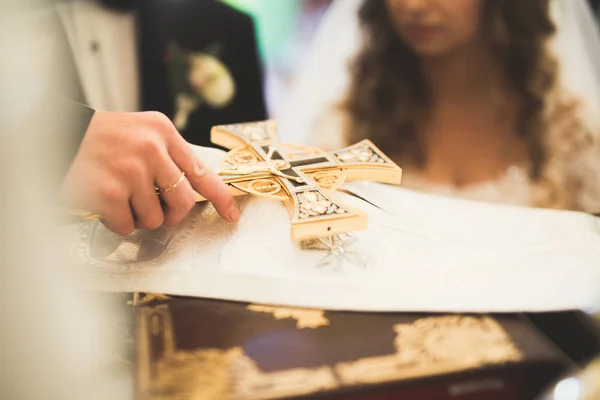 Mariage couple bide et marié se marier dans une église — Photo