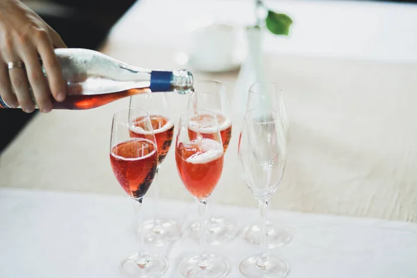 Cameriere che serve bicchieri con champagne su un vassoio — Foto Stock