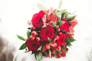 Farklı çiçeklerden oluşan lüks bir düğün buketi.