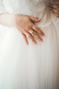 Beyaz elbiseli lüks gelin düğün törenine hazırlanırken poz veriyor.