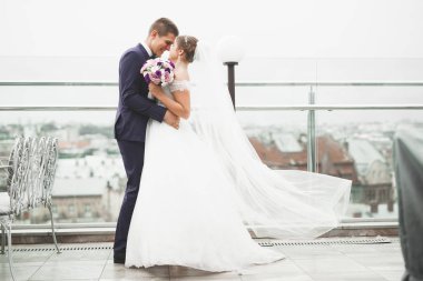 Eski şehirde poz muhteşem Düğün çifti