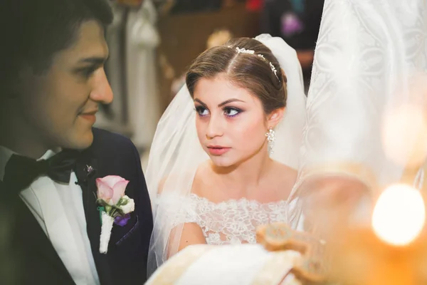 Pareja casada posando en una iglesia después de la ceremonia — Foto de Stock