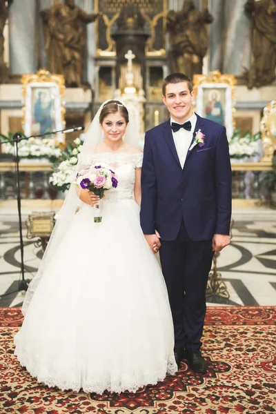 Bruidspaar wacht en bruidegom trouwen in een kerk — Stockfoto