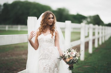 Zarif beyaz elbiseler içinde güzel bir gelin