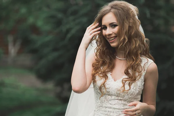 Braut. schöne junge Frau im Park an einem warmen Sommertag — Stockfoto