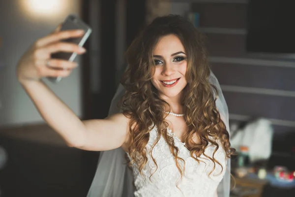 Mariée heureuse prenant selfie à la maison dans son jour de mariage — Photo