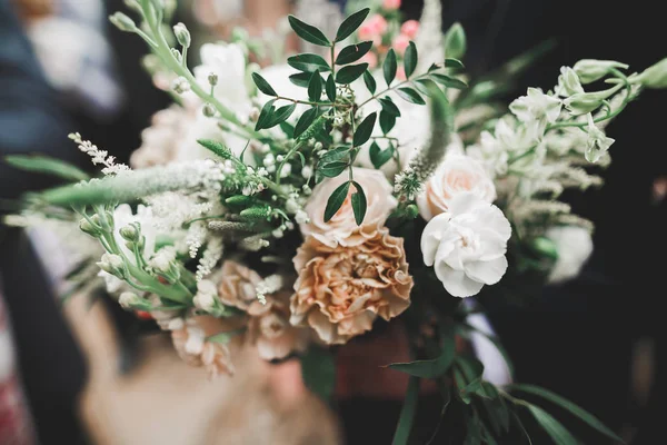 漂亮的婚礼花束，手里拿着不同的花 — 图库照片