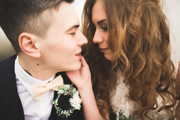 Pareja recién casada en el lujoso coche retro el día de su boda —  Fotos de Stock