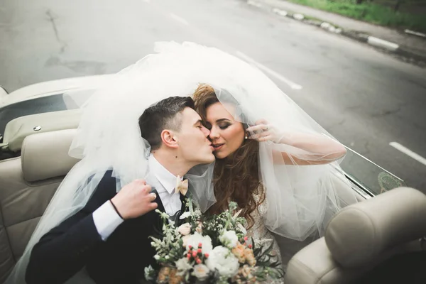 Sadece evli çift lüks retro arabada düğün gününde — Stok fotoğraf