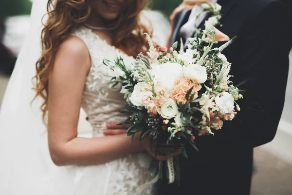 手の中に異なる花を持つ美しい結婚式の花束 — ストック写真