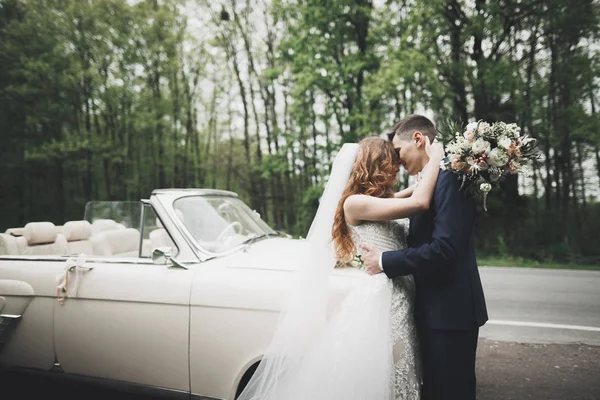 Felice sposa e sposo posa dopo la cerimonia di nozze — Foto Stock