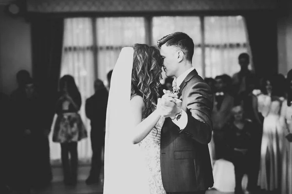 Beau couple de mariage caucasien vient de se marier et de danser leur première danse — Photo