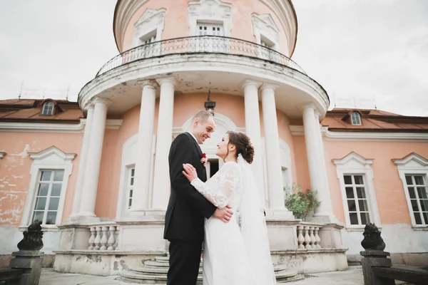 Incrível feliz suave elegante lindo casal caucasiano romântico no fundo antigo castelo barroco — Fotografia de Stock