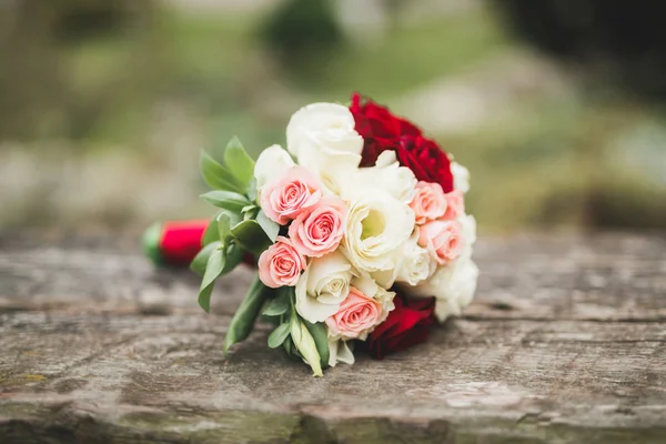 Maravilhoso bouquet de casamento de luxo de flores diferentes — Fotografia de Stock