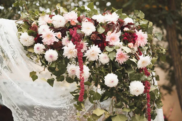 Dekoracje na ceremonię ślubu. Piękne kwiaty — Zdjęcie stockowe
