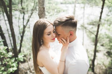 Öpüşen düğün çifti güzel manzarada kalıyor..