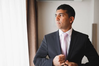 Damat sabah hazırlığı. Yakışıklı adam giyiniyor ve düğüne hazırlanıyor.