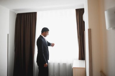 Genç ve yakışıklı bir adam iş toplantısından sonra bir otelde dinleniyor.