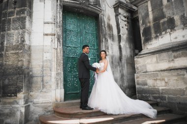 Göz kamaştırıcı mutlu çift birbirine yakın duruyor ve gözlerinin içine bakıyor.