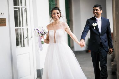 Düğün günü el ele tutuşan çift, damat ve gelin.