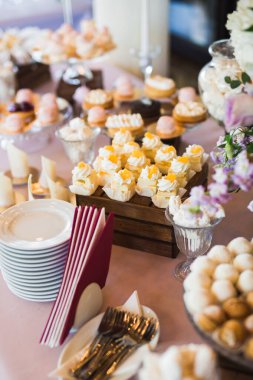 Çeşitli lezzetli tatlılar, yemek fikirleri ve kutlamalarla dolu bir büfe.