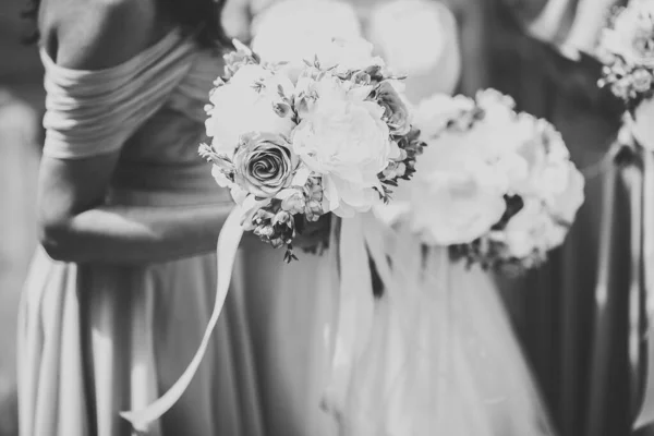 Наречена з подружками, що тримають чудовий розкішний весільний букет з різних квітів на день весілля — стокове фото