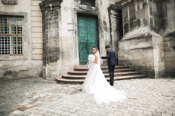 Pareja de matrimonio de lujo, novia y novio posando en la ciudad vieja —  Fotos de Stock