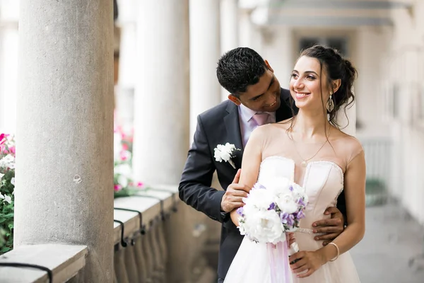 Perfect bruidspaar met luxe boeket bloemen — Stockfoto