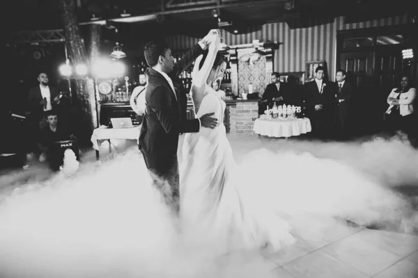 Primer baile de boda de pareja recién casada en restaurante — Foto de Stock