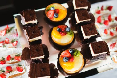 Lezzetli düğün resepsiyonu, tatlı masası.