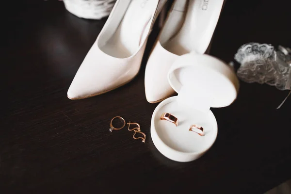 Bella immagine tonica con fedi nuziali e scarpe da sposa — Foto Stock