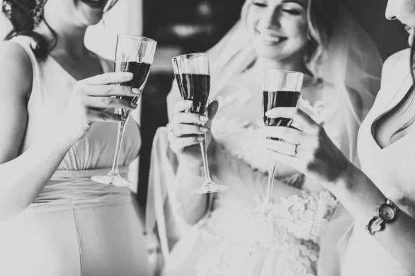 Fényképezés menyasszony barátaival ivás pezsgő szemüvegből — Stock Fotó