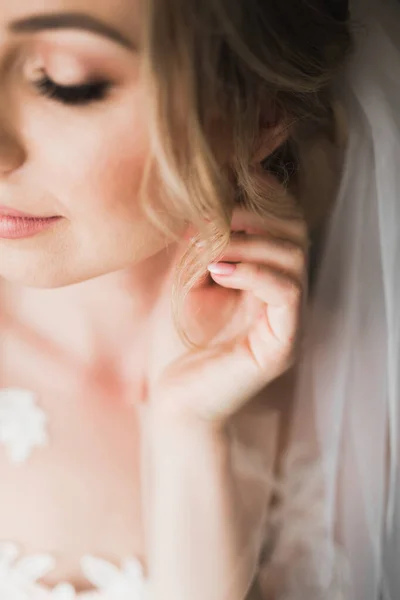 Portrait de beauté de mariée portant robe de mariée de mode avec plumes avec luxe délice maquillage et coiffure — Photo