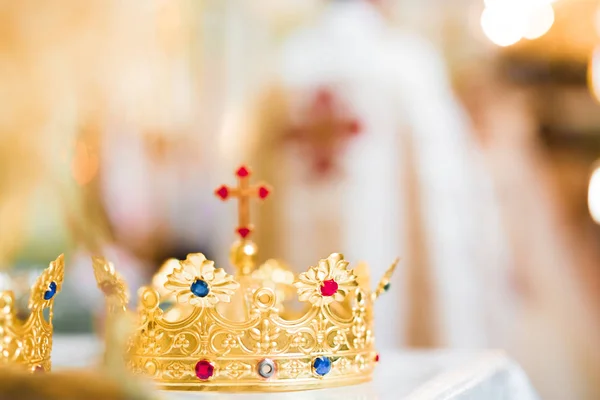 Coronas doradas tumbadas sobre la mesa en la iglesia —  Fotos de Stock