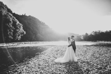 Romantik düğün anı, yeni evli çiftin gülümseyen portresi, gelin ve damadın kucaklaşması